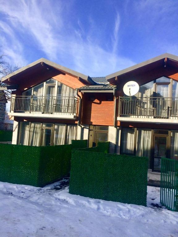 هتل تی اند ام کاتيجز T&M Cottages