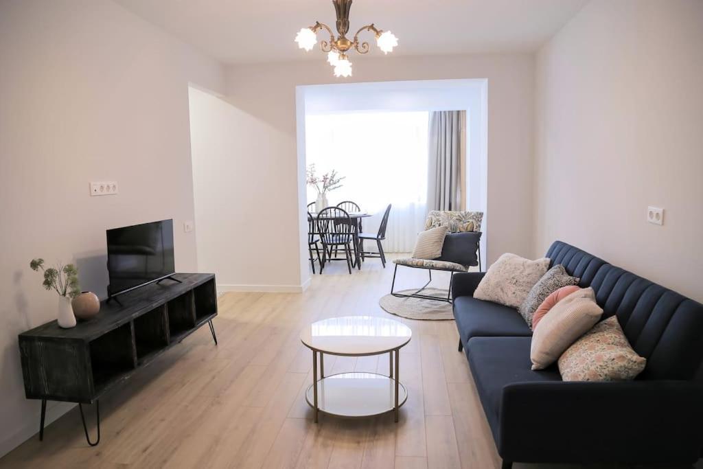 هتل نیو لی رنوویتد آپارتمنت این د هارت آف تفلیس! - Newly Renovated Apartment in the Heart of Tbilisi!