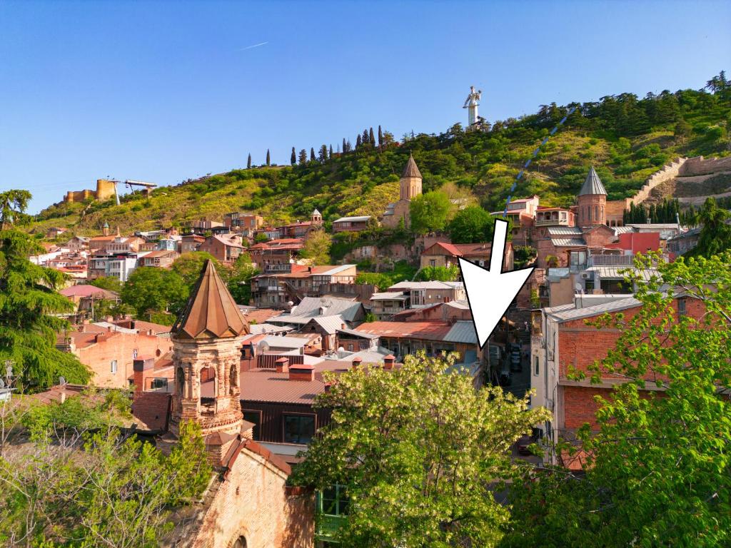 هتل استودیو این اولد تفلیس، پرایم لوکیشن، کینگ سایز بد، ای‌سی، هییتینگ - Studio in Old Tbilisi, Prime location, King Size Bed, AC, Heating