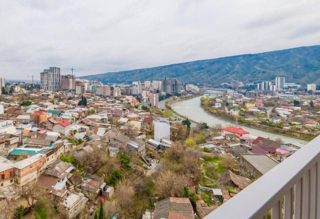هتل آپارتمنتس وید ویو تبیلیسی - Apartments with view Tbilisi