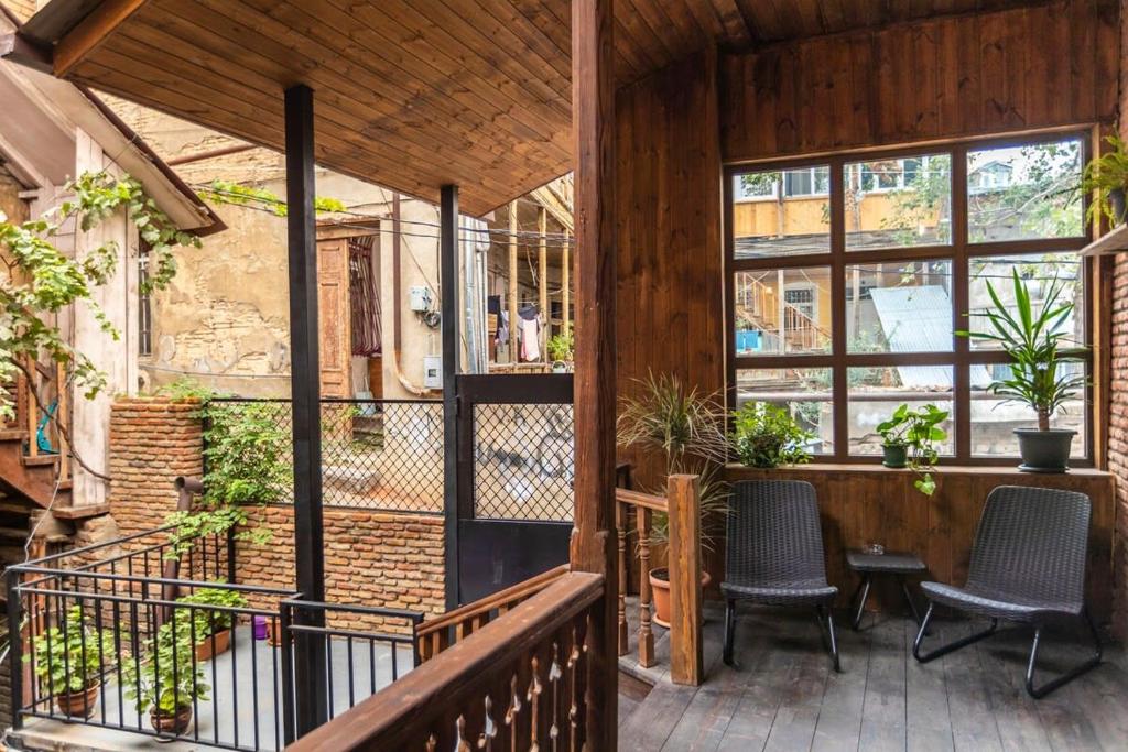 هتل هارت اف تفلیس: 3 آپتس و بالکنی - بای وی هاست - Heart of Tbilisi: 3 Apts w Balcony - By Wehost