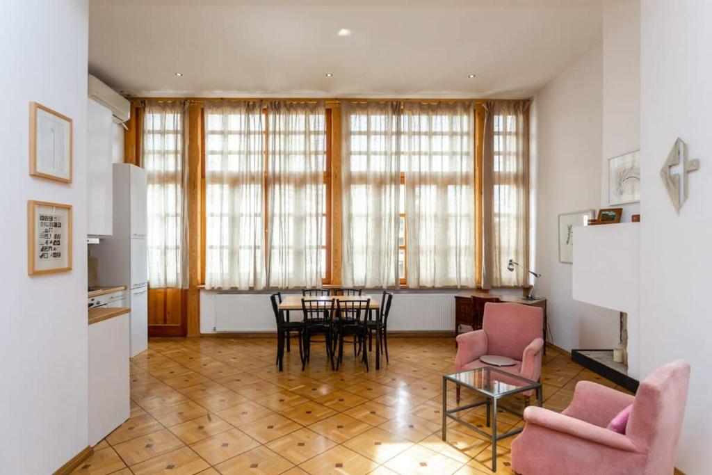 هتل سنترال تبیلیسی برایت 1BR جم - بای وی هاست - Central Tbilisi Bright 1BR Gem - By Wehost