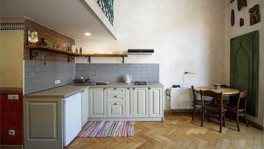 هتل سنترال تبیلیسی مدرن 1BR اپت - بای وی هاست - Central Tbilisi Modern 1BR Apt - By Wehost