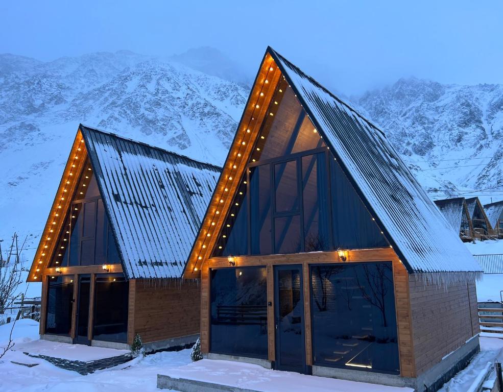 هتل کازبگی هیلز کاته جز Kazbegi Hills Cottages
