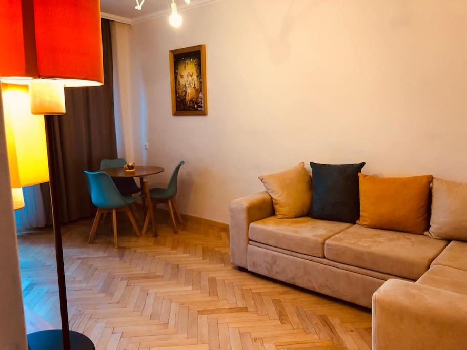 هتل کوزی فلت این د میدل آف تیبیلیسی - Cozy flat in the middle of Tbilisi