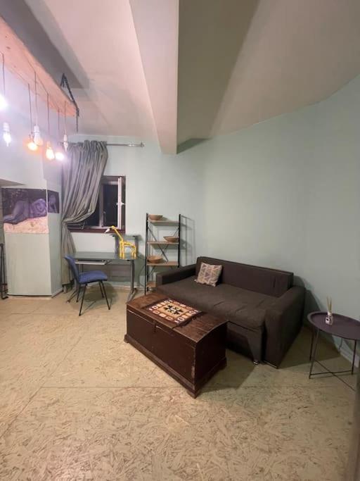 هتل سمی-بیسمنت، سمی-سوییت - Semi-basement, semi-sweet