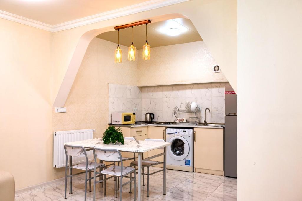 هتل آپارتمان ویت آ سپرَت بیَدرووم این د سنتر آو تبیلیسی - Apartment with a separate bedroom in the Center of Tbilisi