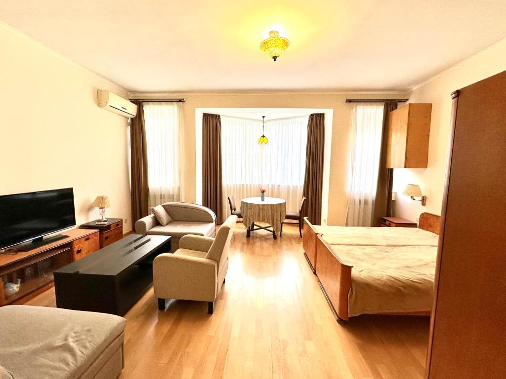 هتل استودیو فلت این سنتر آو تفلیس - Studio Flat in Center of Tbilisi