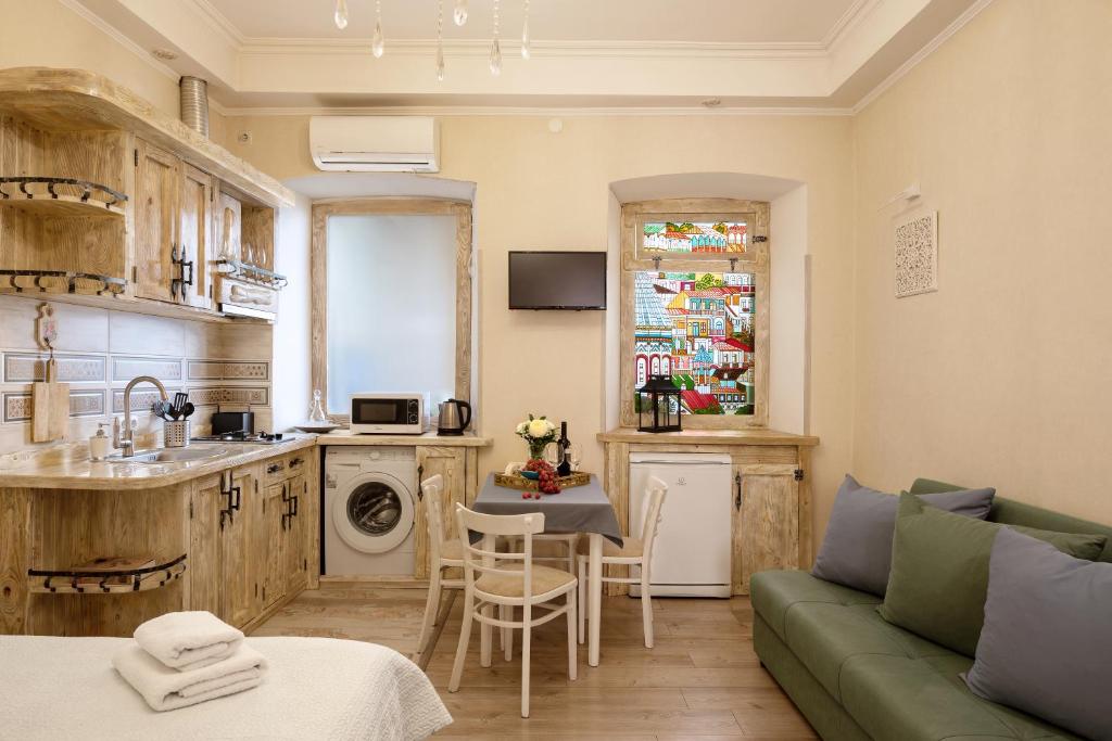 هتل 2,5 رومز آپت این اولد تبیلیسی، 2 کینگ بدز، نیار رستاوری آونیو - 2,5 Rooms apt in Old Tbilisi, 2 King Beds, near Rustaveli avenue