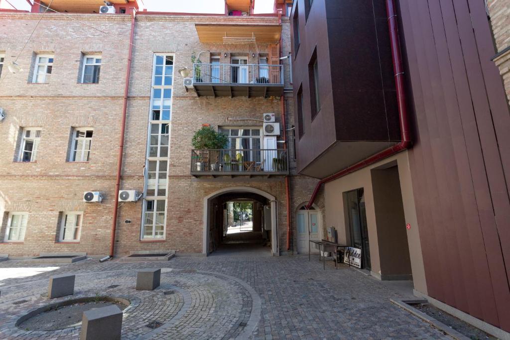 هتل کوزی پلیس ویذ لارج بالکنی - Cozy place with large balcony