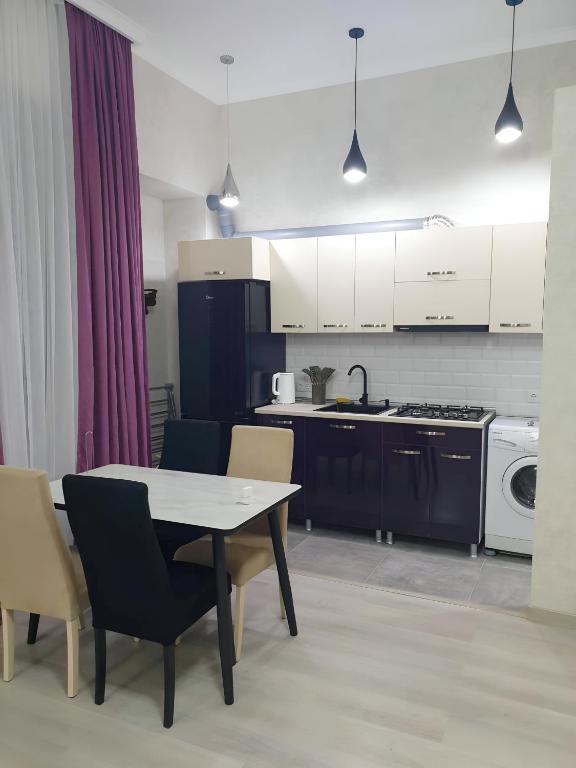 هتل نیکا'ز آپارتمان این ان اولد تفلیس. وره. - Nika's Apartment in an Old Tbilisi. Vere.