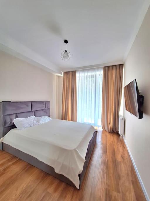 هتل پلیز دונט بوک - Please don't book