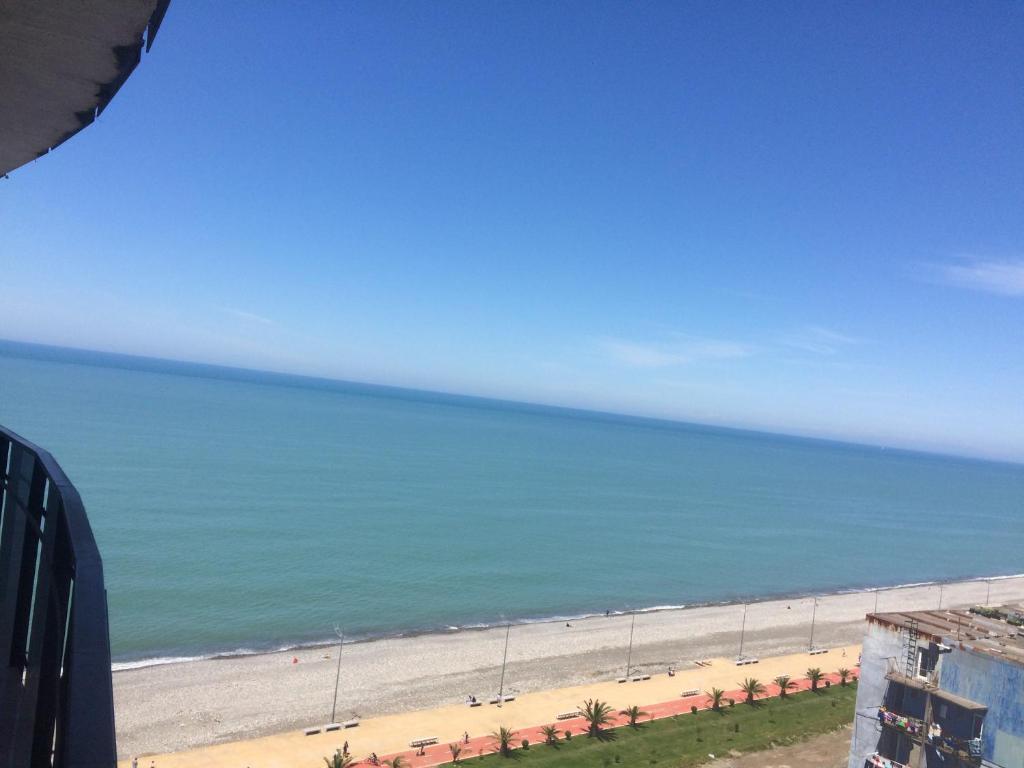 هتل خانه در ساحل - House on the Beach