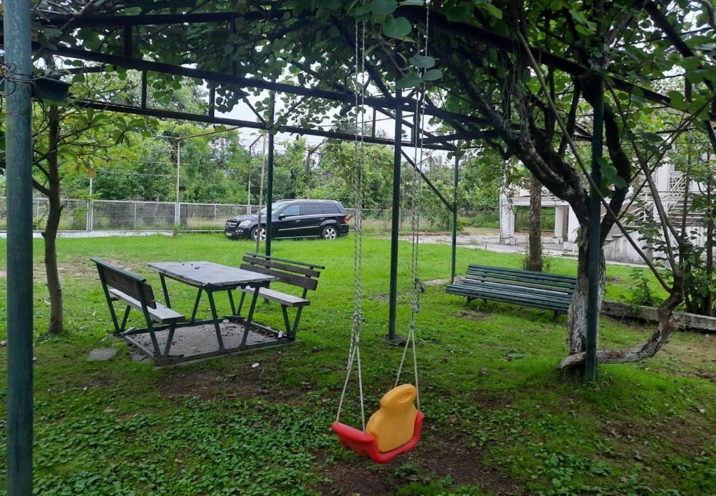 هتل آپارتمان 4 خوابه کوبولتی Kobuleti 4-Bedroom Apartment