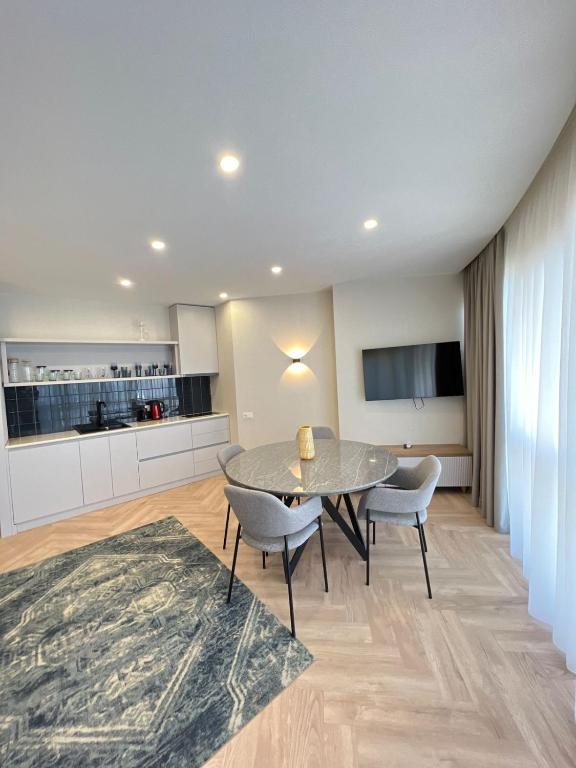 هتل برج لوکس تعطیلات - Holiday Lux Tower