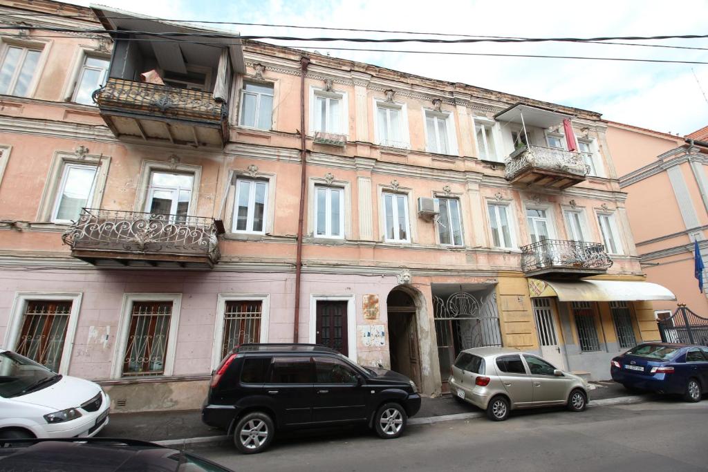 هتل یک آپارتمان راحت در تفلیس قدیمی - A Comfortable Flat in old Tbilisi