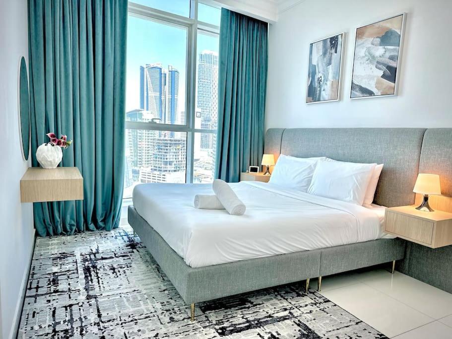 هتل آپارتمان دو خوابه با نمای کانال در برج مجستیک توسط خانه های تعطیلات بهاوان - Two Bedroom Apartment with canal view in Majestic Tower by Bhavan Vacation Homes