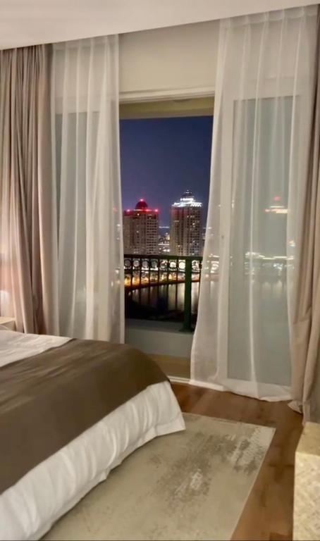 هتل آپارتمان لوکس ساحلی-Pearl Island آپارتمانی مشرف به ساحل در جزیره مروارید - Beachfront Luxury Apartment-Pearl Island شقه مطله على الشاطئ بجزيرة اللؤلؤه