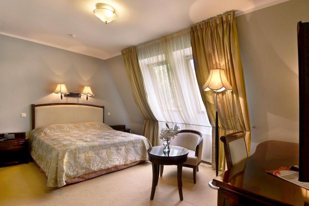 هتل گرین وی پارک Greenway Park Hotel