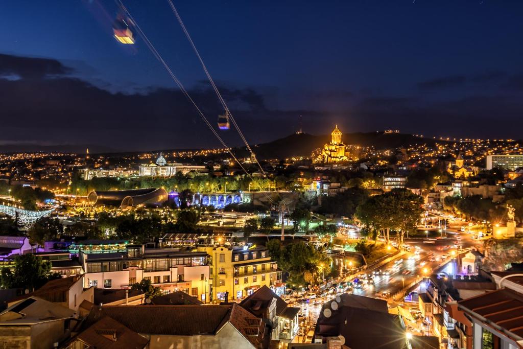 هتل آپارتمان جدید با چشم اندازهای شگفت انگیز در Tbilisi قدیمی - New apartment with amazing views in Old Tbilisi