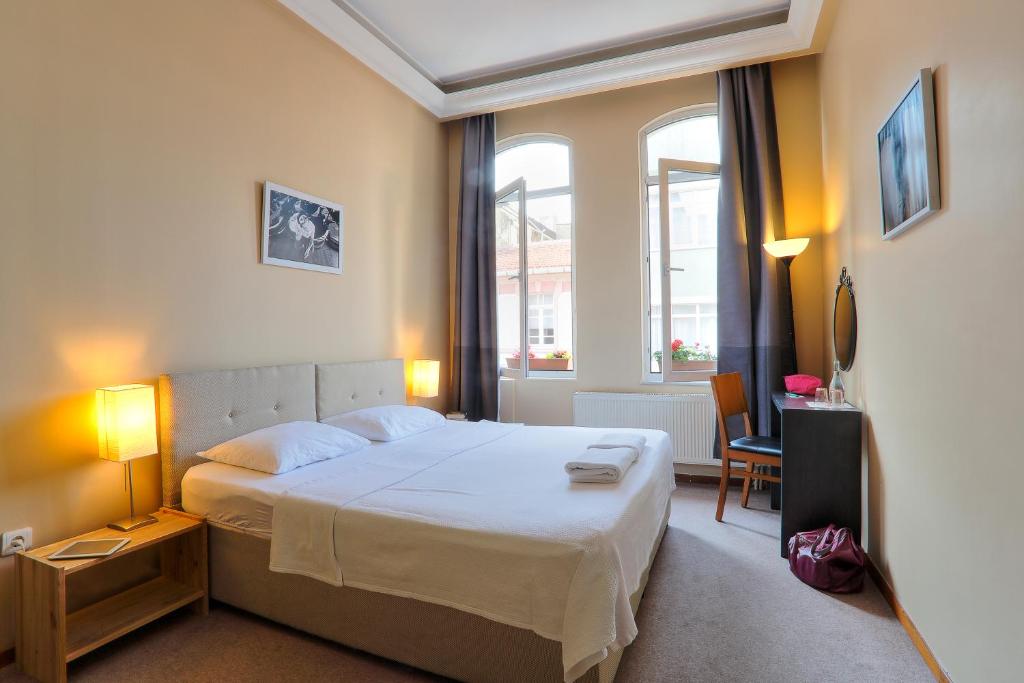 هتل هاش هاستل لانج Hush Hostel Lounge
